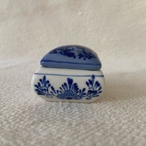 Vintage Delft mini trinket box